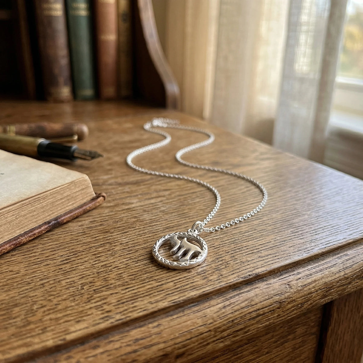 Pendentif haï cerclé et chaine en argent plaqué