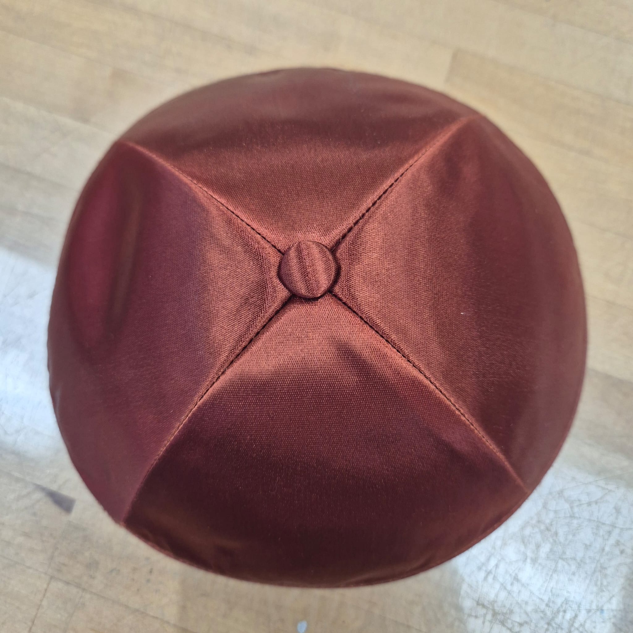 Kippa de luxe en satin camel avec pince intérieure
