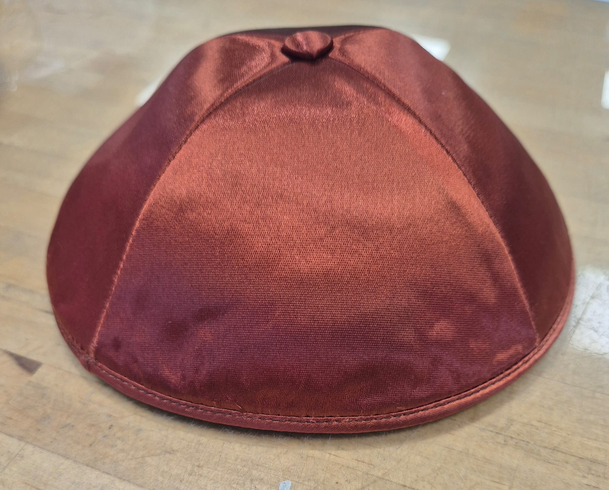 Kippa de luxe en satin camel avec pince intérieure
