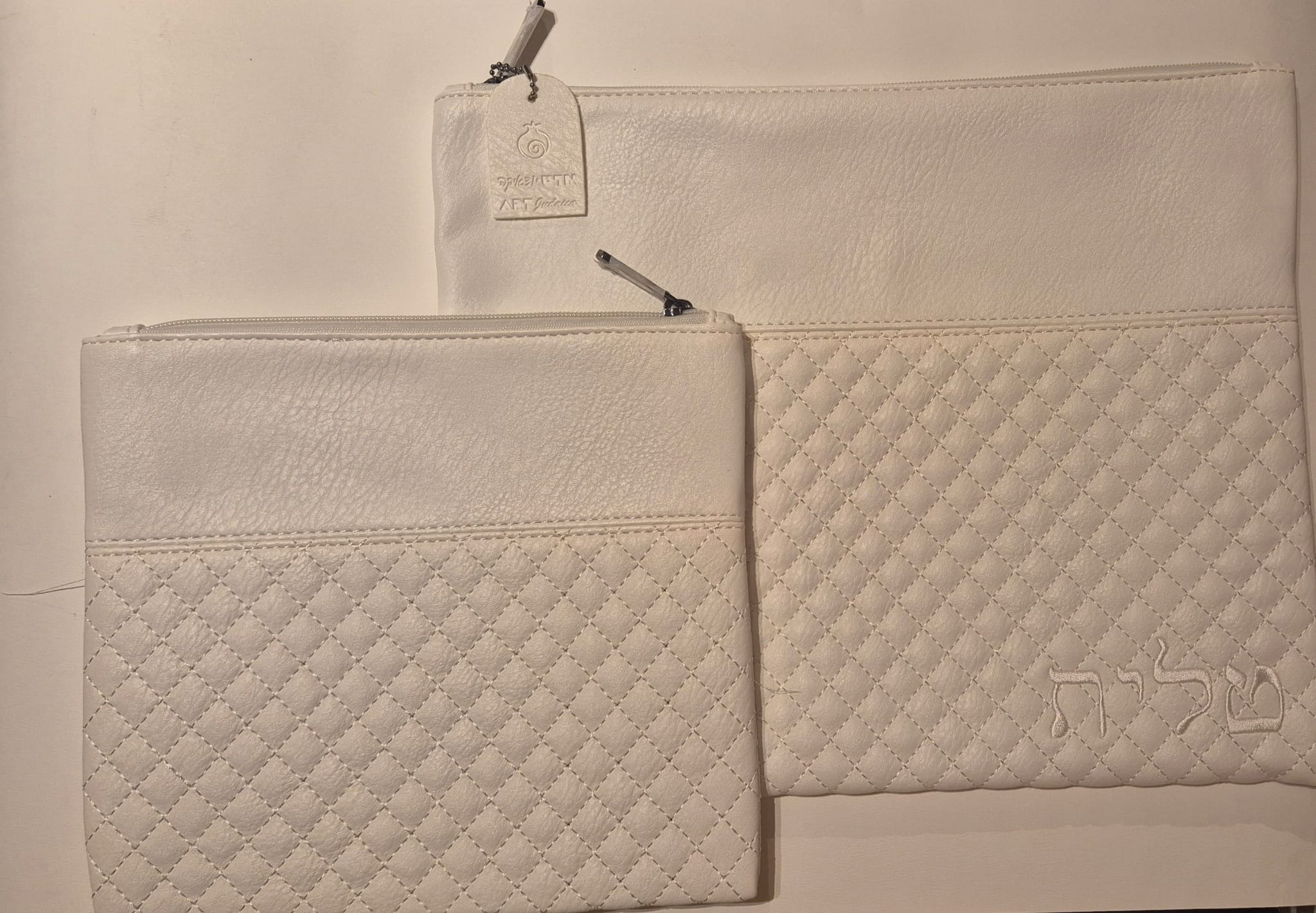 Ensemble de pochettes pour talit et téfilines en similicuir blanc et inscription brodée en hébreu sur pochette Talit