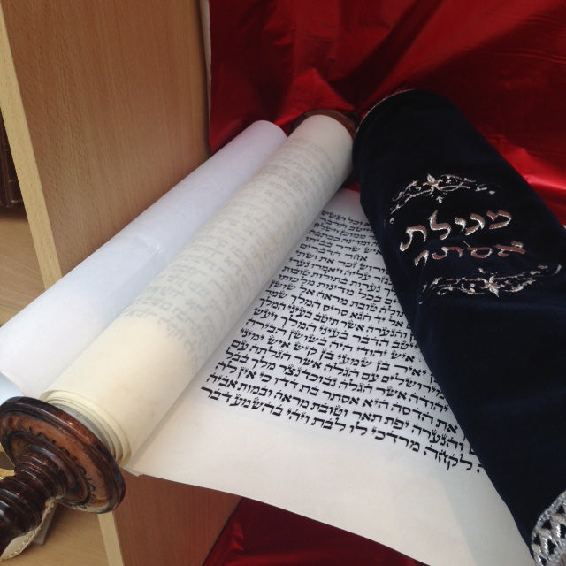 Meguila rouleau d'esther avec son étui