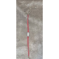 Bracelet fil rouge petite main rodium déco pierre bleue