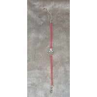 Bracelet fil rouge avec petite main argentée en rodium