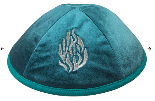 Kippa en velours verte avec broderie esh Breslev en gris