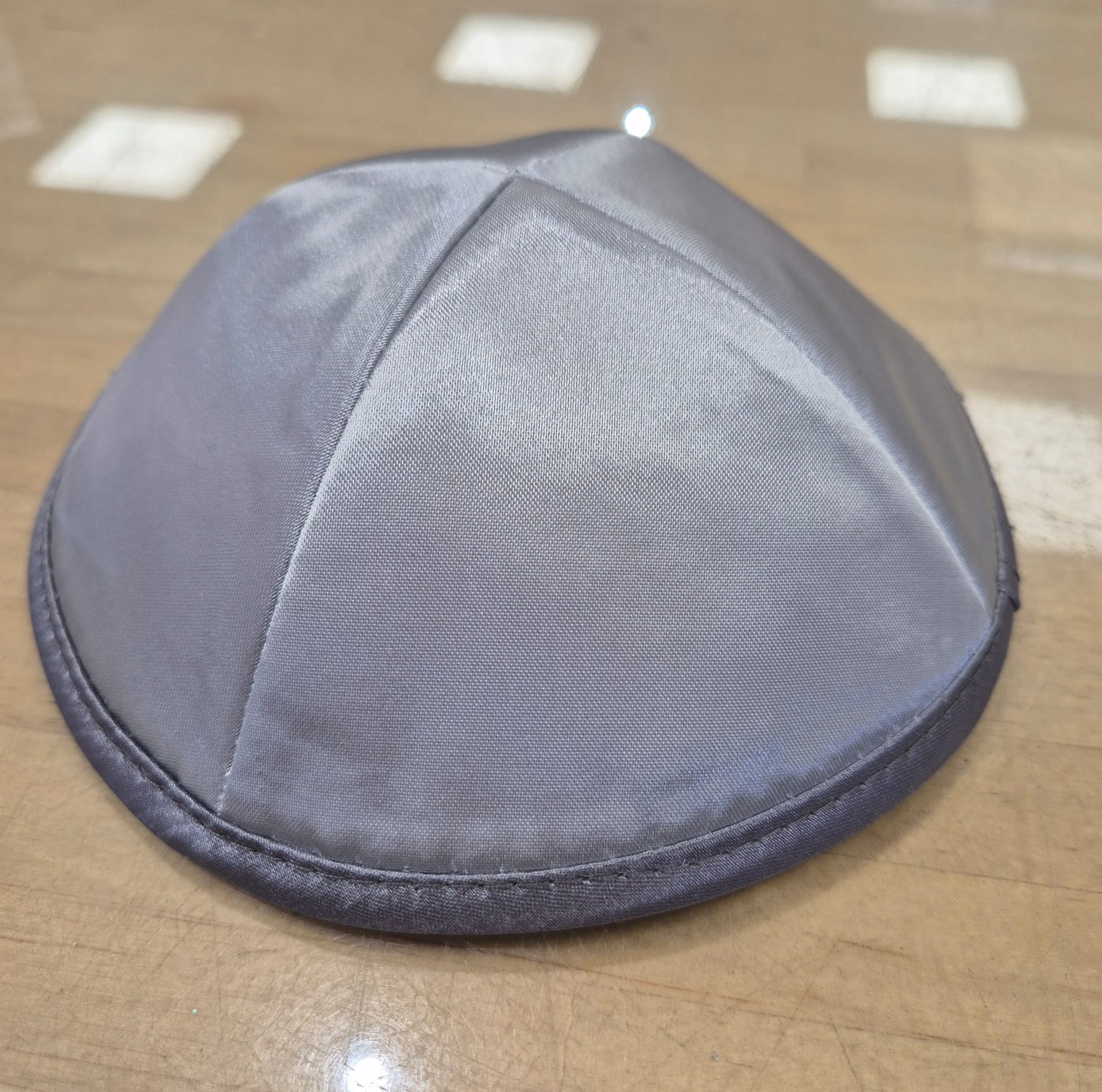 Kippa en satin gris clair et liseret gris foncé avec porte pince