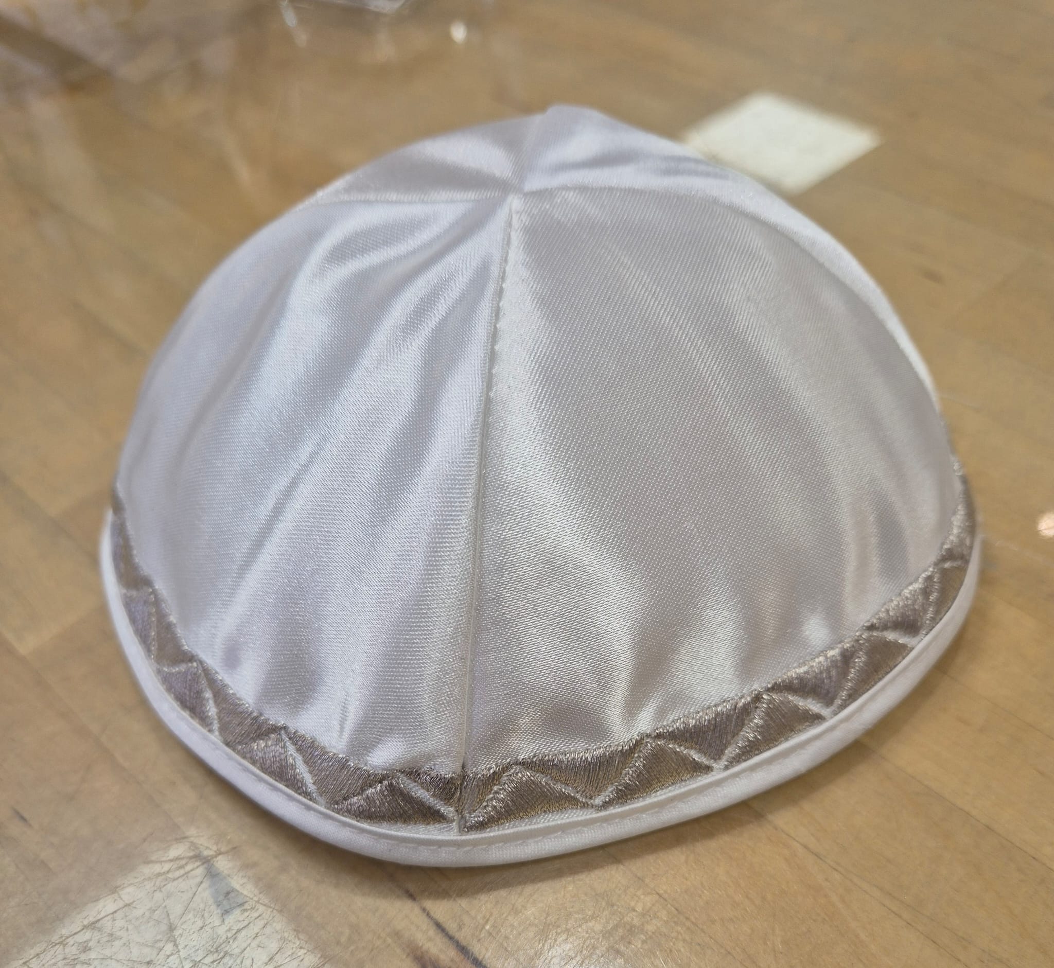 Kippa de luxe en satin blanc brodée motifs argentés