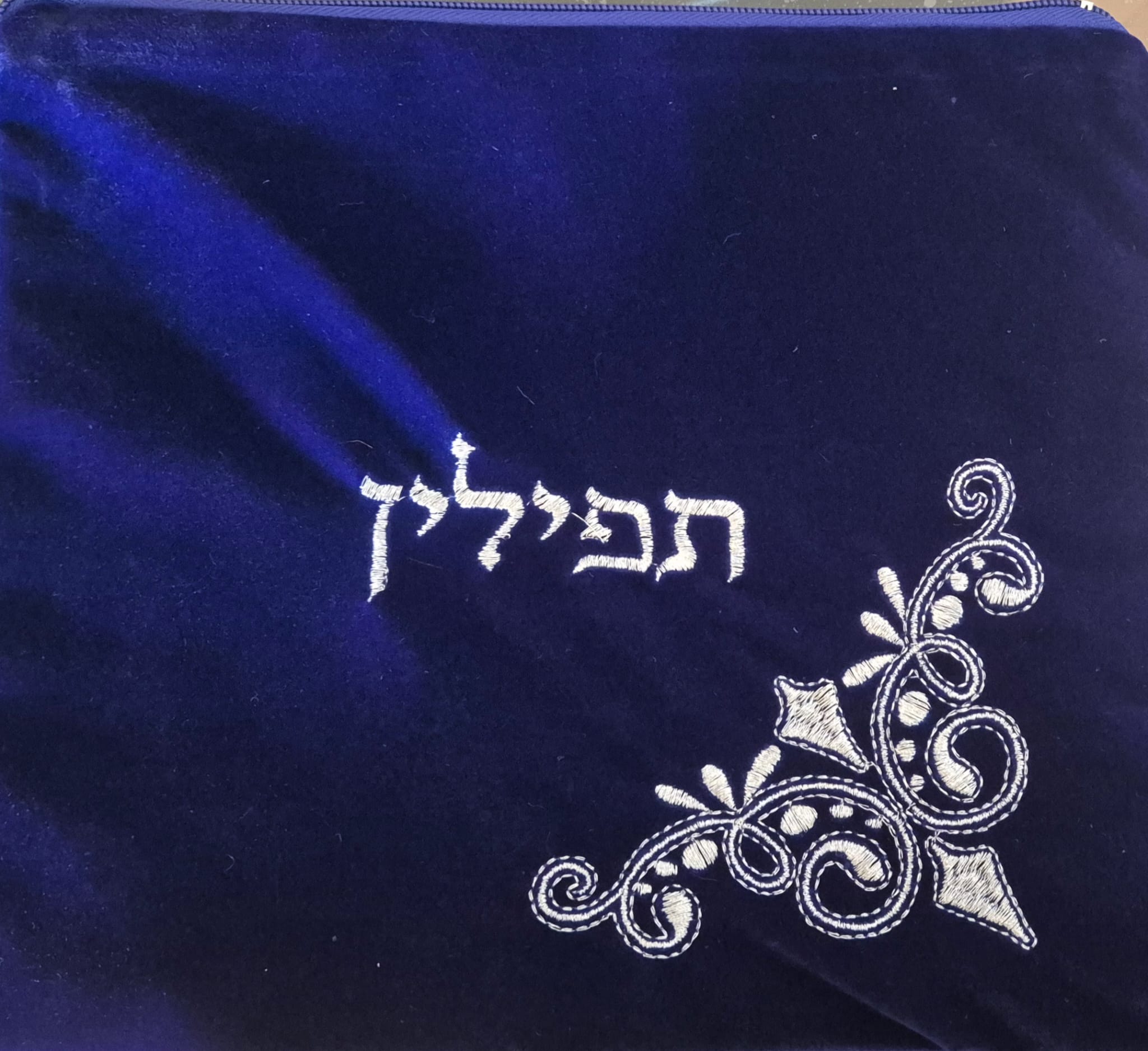 Pochette de téfilines en velours bleu marine brodé