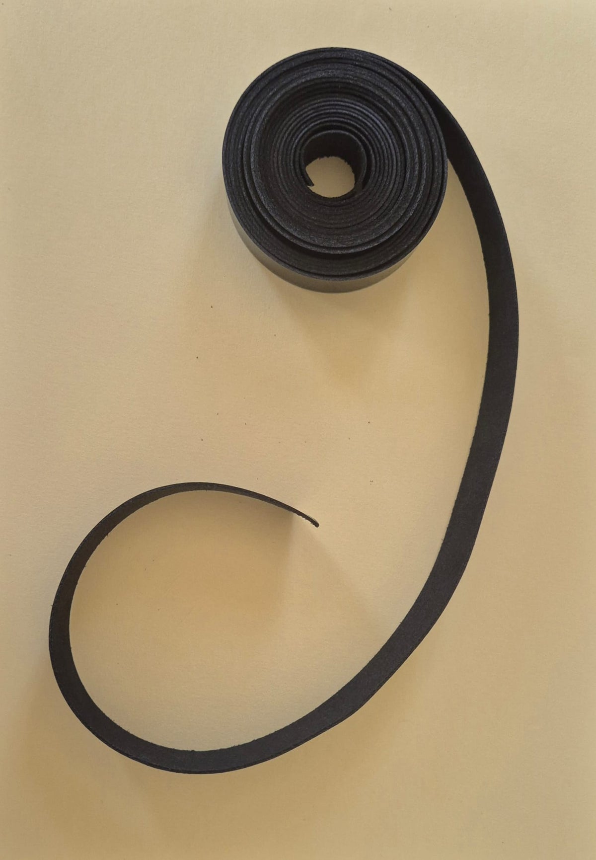 Lanière de téfilines noire pour le bras (retsouat shel yad) – cuir cacher